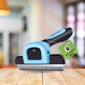 De-shedding brush for dogs